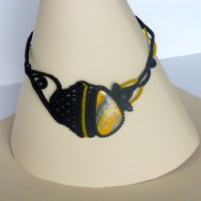 Schwarz/gelbe Halskette aus Mikro-Makramee mit dem Naturstein Jaspis 